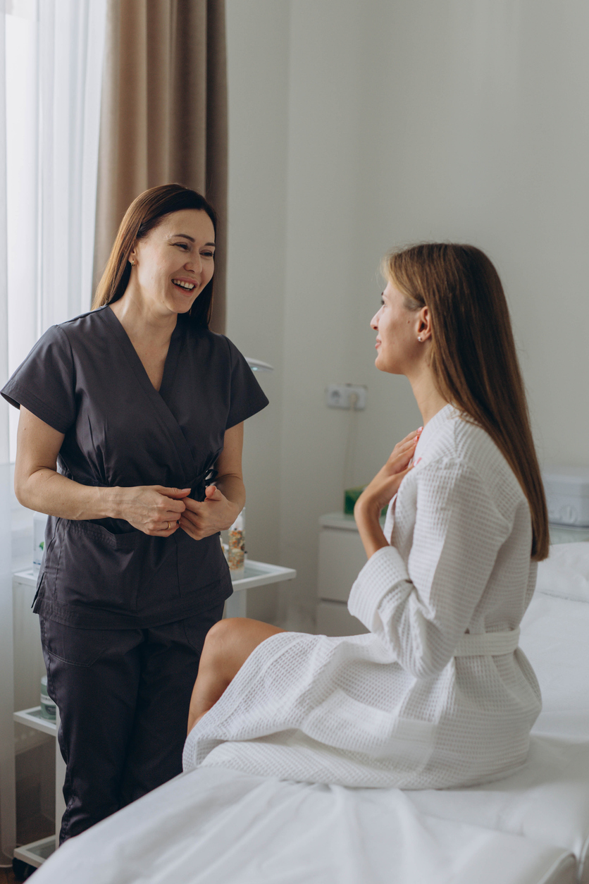 Discussion préalable aux soins de beauté dans un environnement de consultation esthétique. Activité nécessitant une protection professionnelle et une assurance adaptée au Québec.