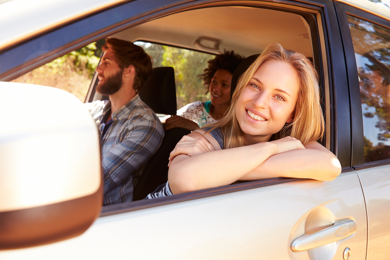 Passengers inside a car during a trip. Representation of protection and peace of mind related to insurance in Quebec.