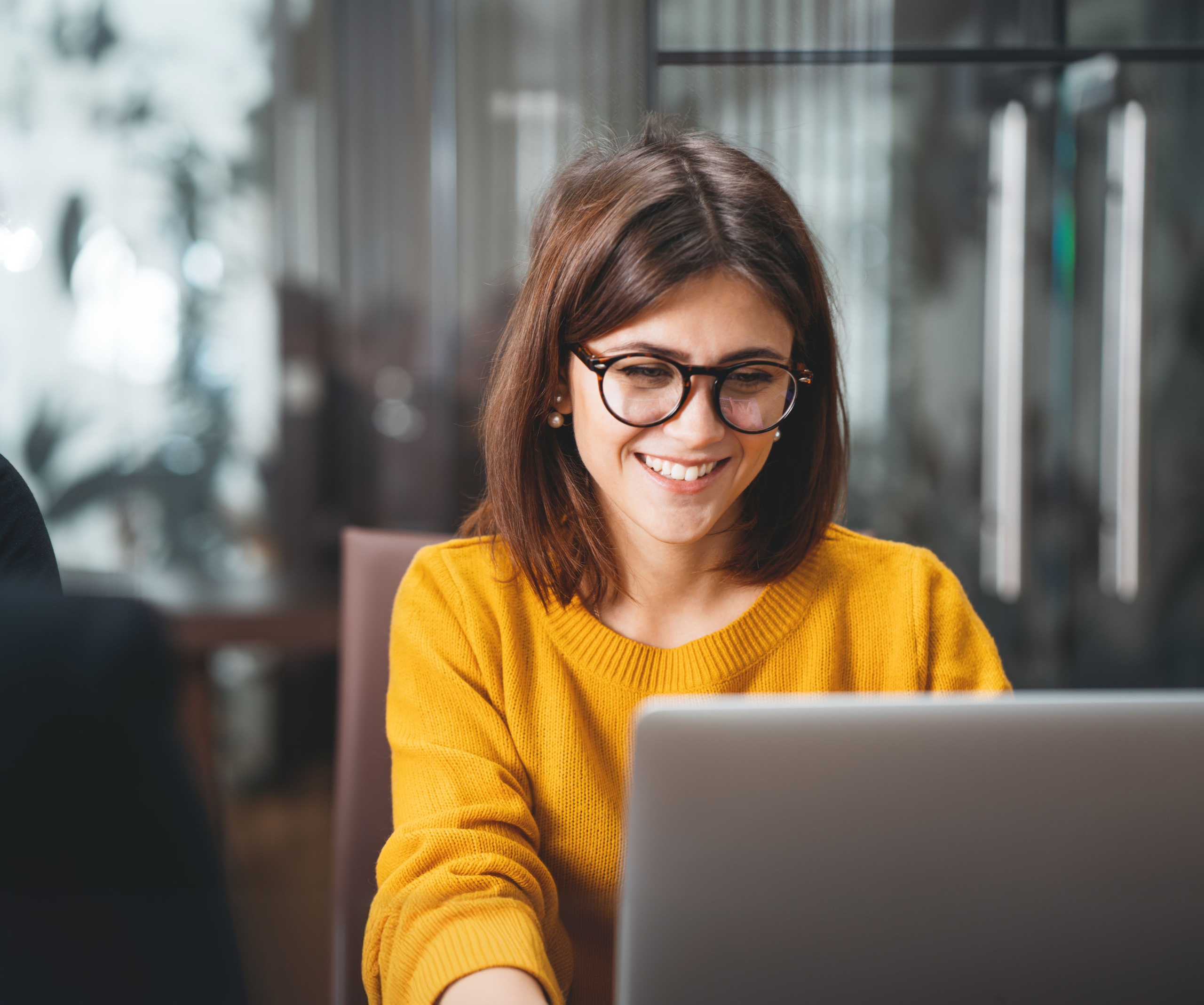 Travail individuel sur ordinateur portable dans un environnement de bureau, lié à l’analyse et au suivi de dossiers en assurance de dommages au Québec.