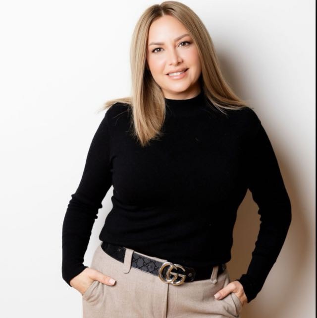 Portrait professionnel de Christine utilisé sur une page de services en assurance au Québec. Image associée à l’accompagnement offert par un courtier en assurance.