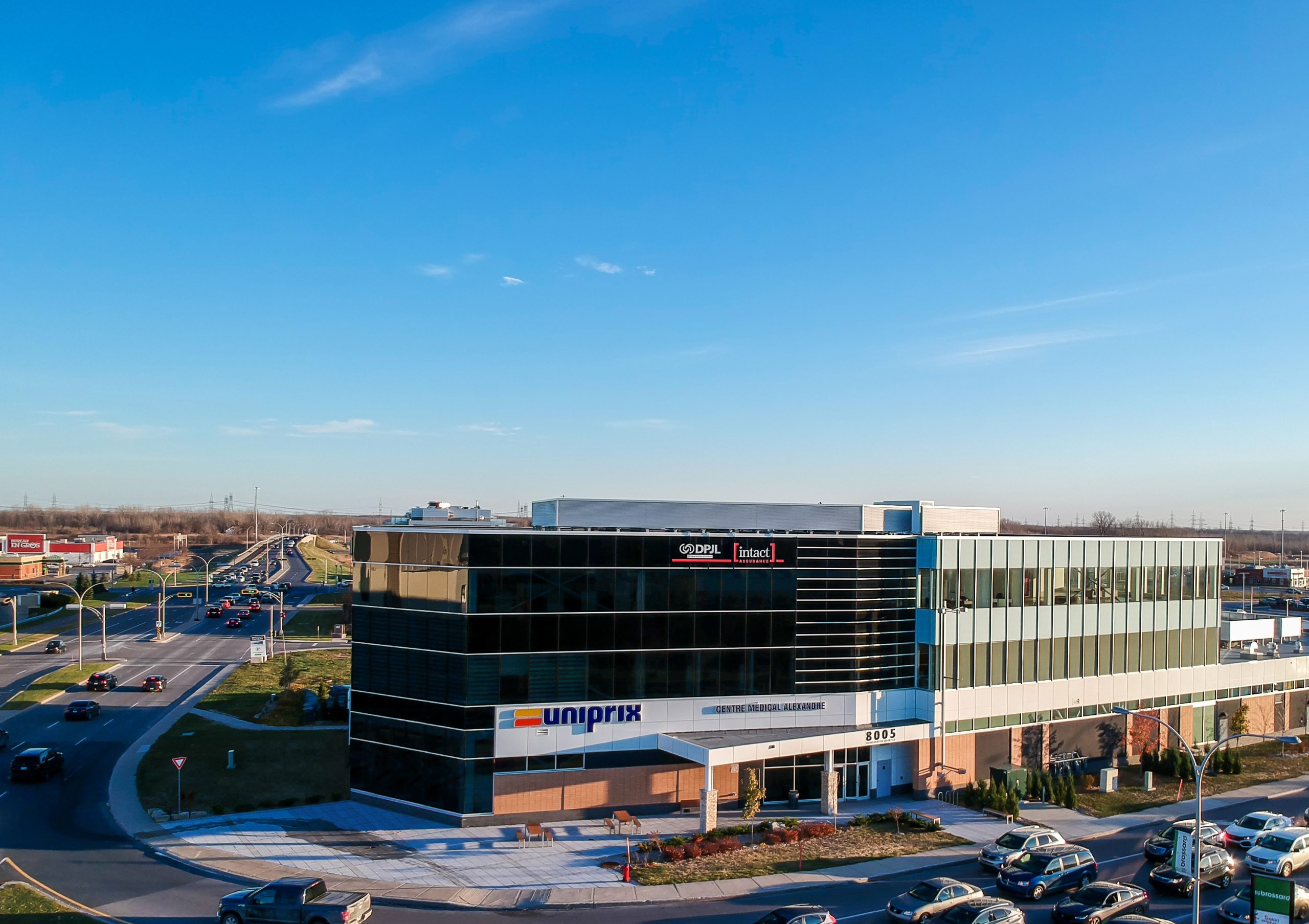 Facade of the La Turquoise branch in Brossard, integrated into an urban environment with accessible insurance brokerage services.