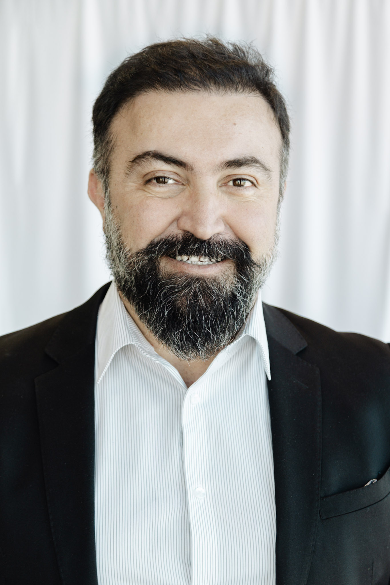 Professional portrait of Mehrdad Malekjamshidi used on a page about personal insurance services in Québec. Image associated with guidance provided by a broker for common needs when settling in Québec.