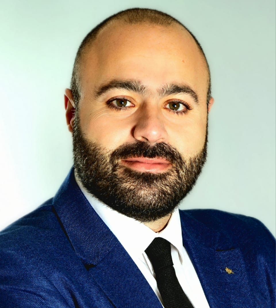 Portrait professionnel de Mohamed Nsouli utilisé sur une page de services en assurance aux particuliers au Québec. Image associée à l’accompagnement offert par un courtier pour des besoins courants lors d’une installation au Québec.