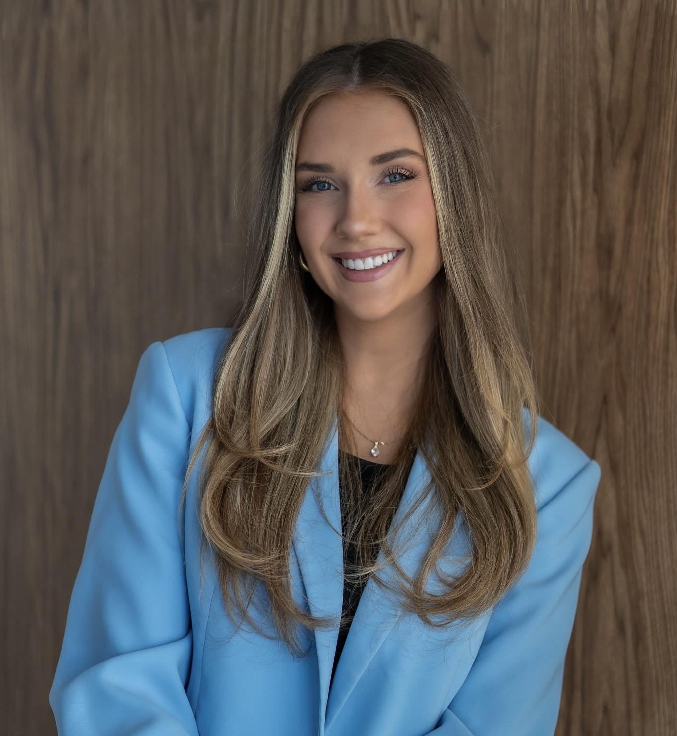 Portrait professionnel de Valérie Labelle utilisé sur une page de services en assurance aux particuliers au Québec. Image associée à l’accompagnement offert par un courtier pour des besoins courants lors d’une installation au Québec.