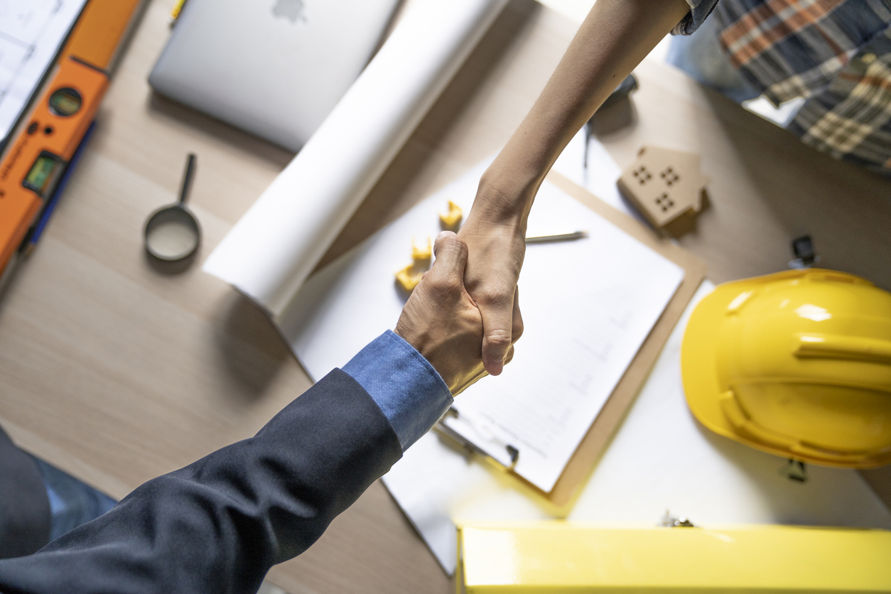 Accord entre un travailleur de chantier et un représentant en veston, en lien avec le cautionnement d’entreprise et l’assurance au Québec.