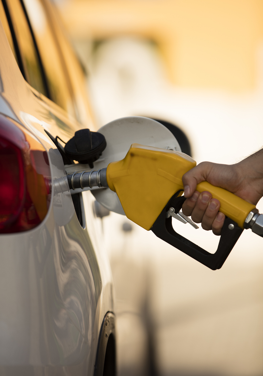 Distribution de carburant à la pompe dans un environnement de station-service. Contexte associé à l’assurance des opérations et des équipements pour détaillants de carburant au Québec. Distribution de carburant à la pompe dans un environnement de station-service. Contexte associé à l’assurance des opérations et des équipements pour détaillants de carburant au Québec.