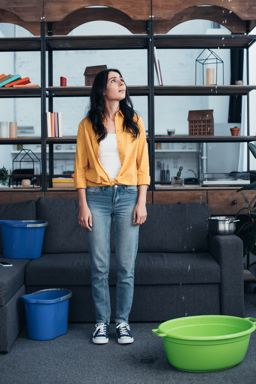 Dégât d’eau visible dans un espace résidentiel, causé par une fuite au plafond. Contexte lié au traitement d’un sinistre par l’assurance habitation.