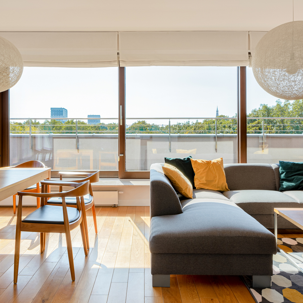 Condo lumineux à aire ouverte avec grandes baies vitrées et balcon privé. Cadre résidentiel associé à l’assurance condo au Québec.
