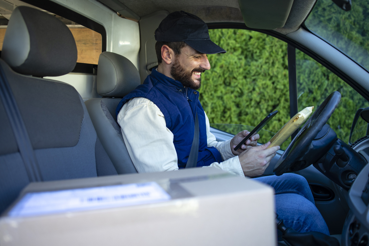Conducteur préparant un déplacement professionnel dans un véhicule d’entreprise. Exemple de situation couverte par l’assurance automobile commerciale au Québec.