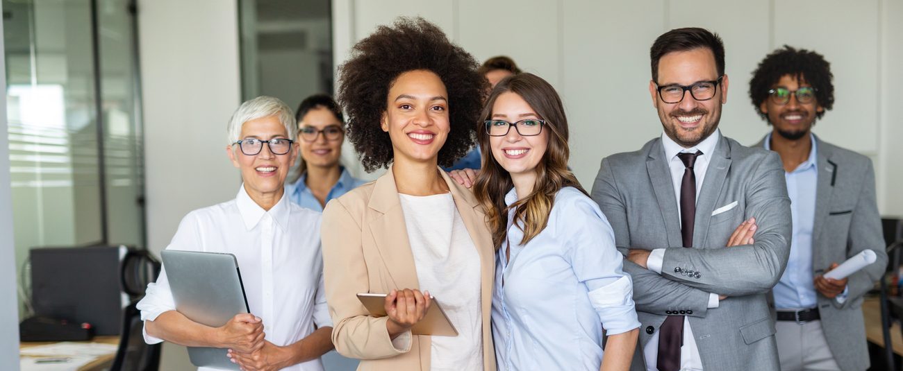 Équipe professionnelle en tenue formelle dans un bureau, illustrant la responsabilité professionnelle et les assurances au Québec pour entreprises.