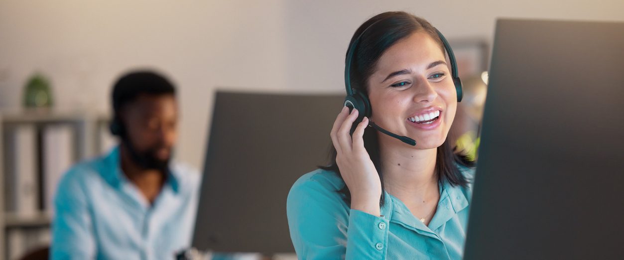 Membre d’une équipe d’assurance gérant des demandes par téléphone dans un environnement de bureau. Représentation du soutien et du conseil en assurances au Québec.