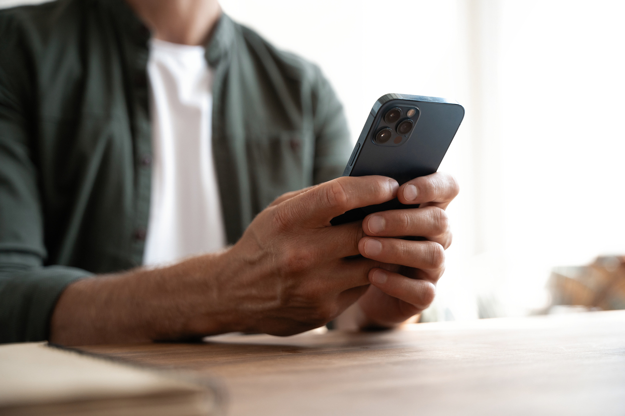 Utilisateur recherchant comment joindre une entreprise d’assurance sur son téléphone intelligent. Contexte de contact et d’accompagnement en assurances au Québec.