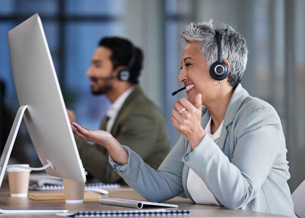 Travailleur en assurance portant un casque téléphonique dans un environnement de bureau. Contexte de gestion des demandes et d’accompagnement en assurances au Québec.