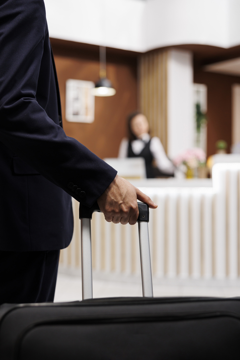 Personne en situation de voyage lors d’un séjour à l’extérieur du pays, dans un cadre touristique. Illustration des enjeux d’assurances pour les entreprises et services de voyages au Québec.