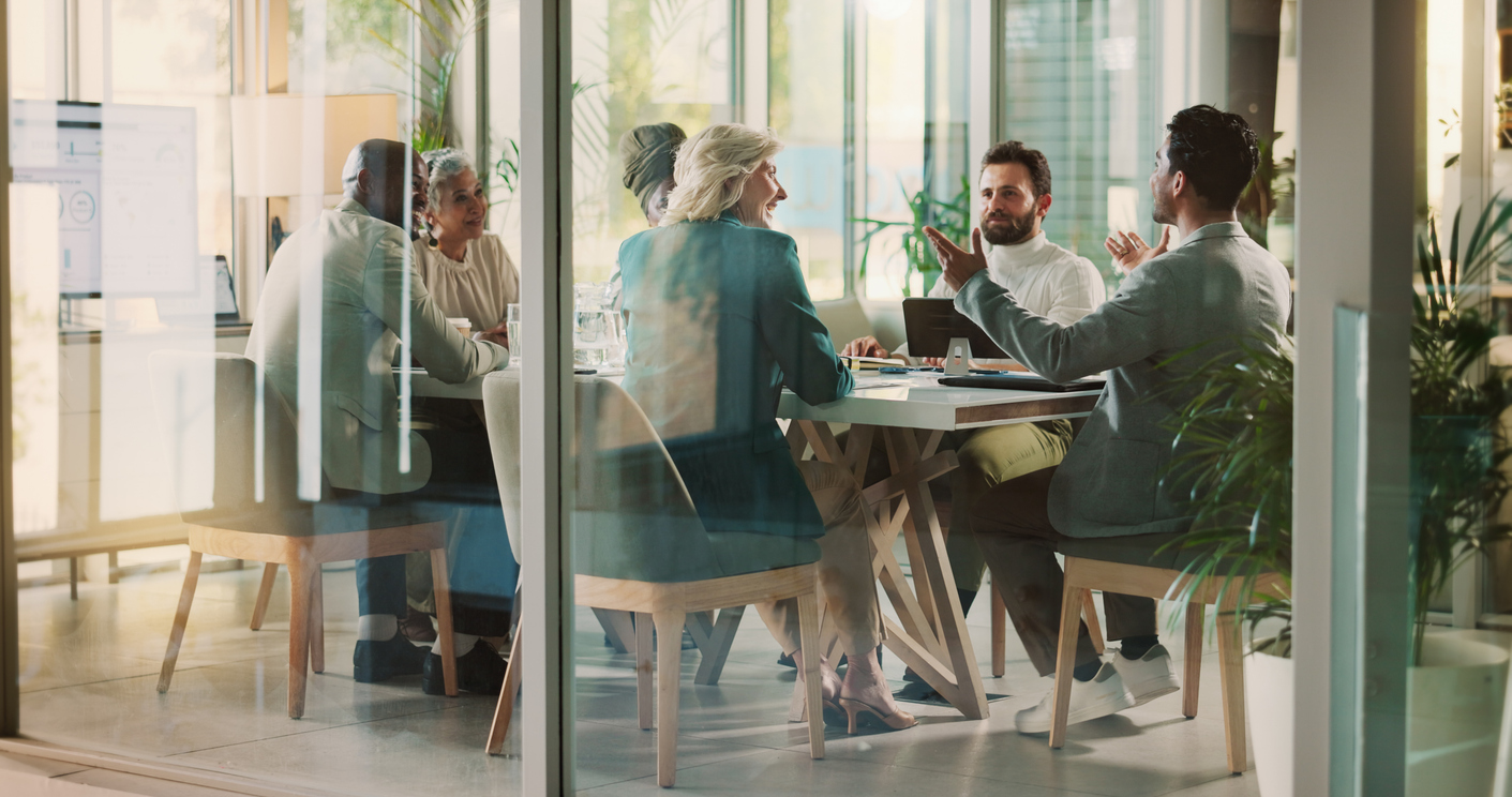 Discussion professionnelle autour de documents en entreprise. Contexte visé par l’assurance PME et la soumission d’assurance commerciale au Québec.