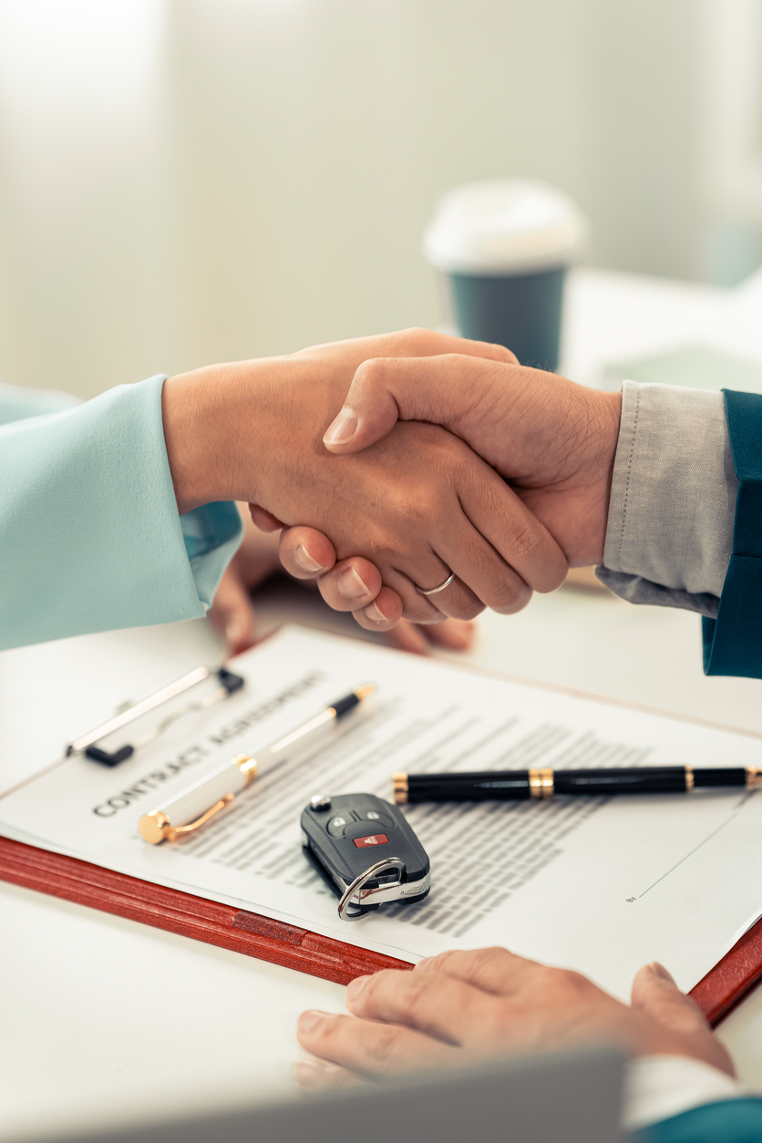 Discussion autour d’un véhicule utilisé pour des activités professionnelles. Illustration de l’évaluation des besoins en assurance auto‑entreprise au Québec.