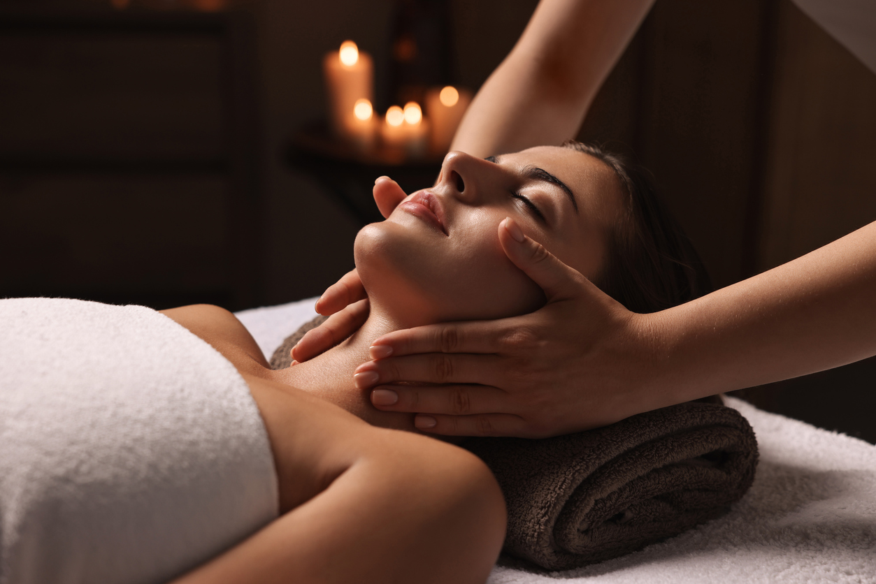 Interaction professionnelle dans un cadre de soins de beauté. Illustration des activités couvertes par une assurance esthéticienne au Québec.