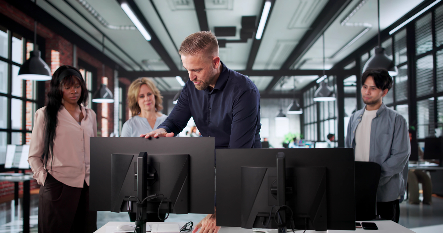Ergonome présentant une analyse de poste à une équipe, illustrant la prévention des risques et les assurances professionnelles au Québec.