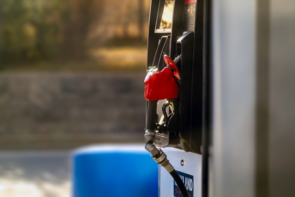 Pistolet de distribution de carburant installé sur une pompe de station-service. Équipement central pour un détaillant de carburant nécessitant une assurance commerciale au Québec.