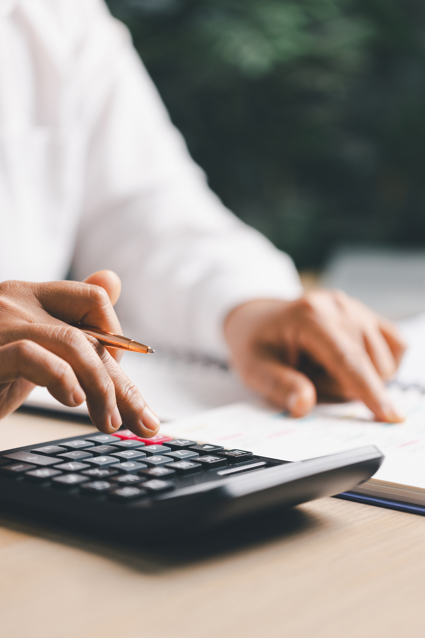 Environnement de bureau au sein d’un cabinet offrant des services financiers à la clientèle. Illustration des besoins de protection et d’assurances pour les services professionnels au Québec.
