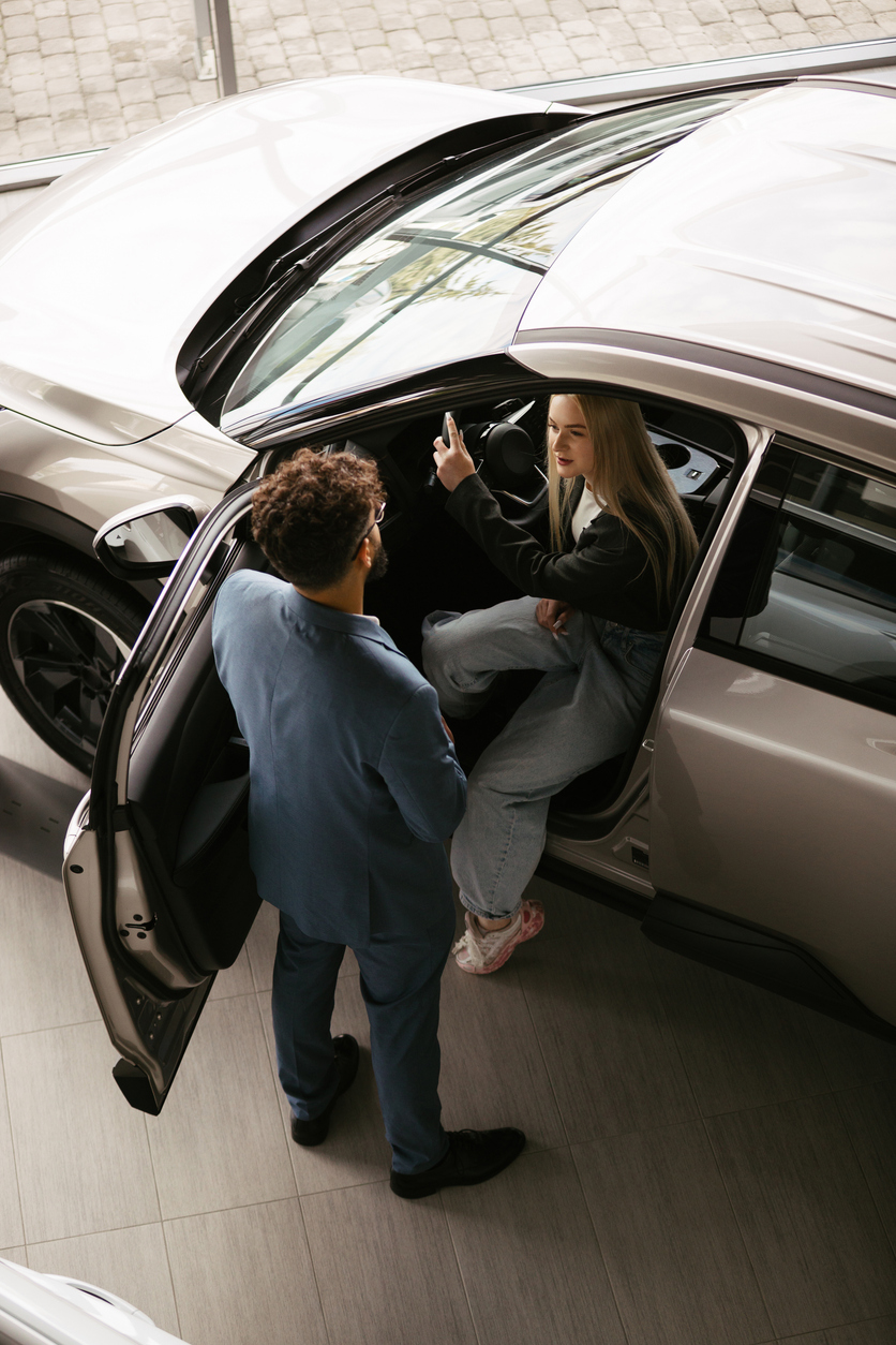 Accord professionnel lié à l’utilisation d’un véhicule dans le cadre d’activités d’entreprise. Illustration d’une situation visée par l’assurance auto‑entreprise au Québec.