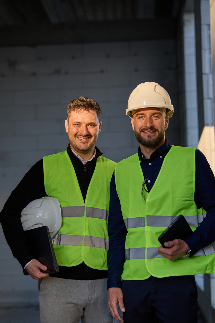 Discussion sur un chantier autour de documents de projet. Contexte associé au rôle d’un courtier en assurance construction au Québec.