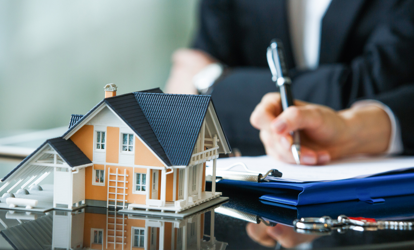 Environnement de travail en courtage hypothécaire avec outils de gestion financière et conseils aux clients. Référence à l’assurance responsabilité civile pour les services professionnels au Québec.