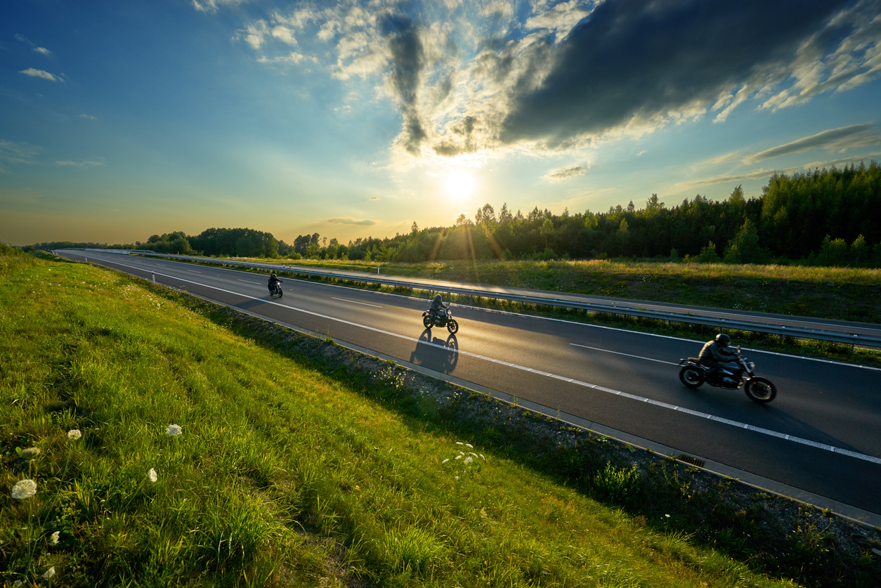 Motocyclettes en circulation sur une route panoramique à l’extérieur de la ville. Situation représentative de l’assurance pour véhicule de loisir.