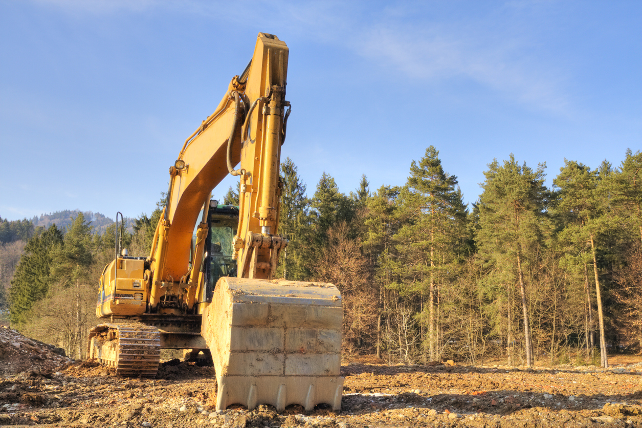 Travaux réalisés avec de la machinerie lourde dans une forêt aménagée. Situation courante nécessitant une assurance adaptée aux entrepreneurs forestiers.