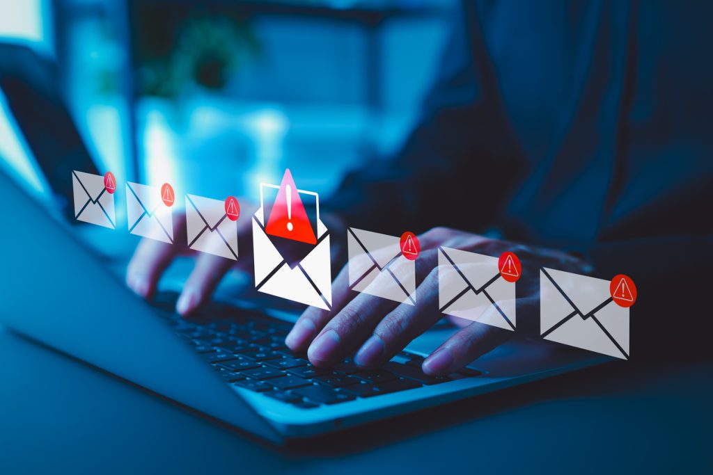 Employée analysant un écran d’ordinateur dans un contexte de cybersécurité en entreprise.