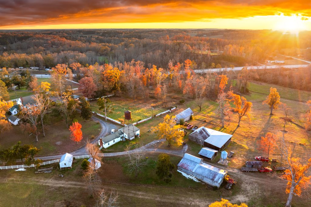 Vue aérienne d’une exploitation agricole au Québec à l’automne, illustrant la planification des prochaines étapes et la préparation de la prochaine saison.