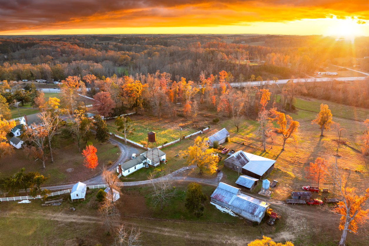 Vue aérienne d’une exploitation agricole au Québec à l’automne, illustrant la planification des prochaines étapes et la préparation de la prochaine saison.