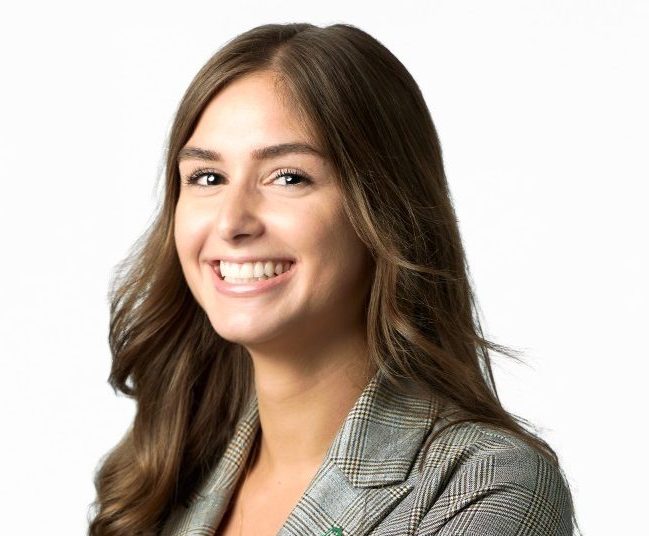Portrait professionnel d’une personne portant un veston à carreaux sur fond neutre. Représentation d’un membre d’équipe dans le secteur des assurances au Québec.