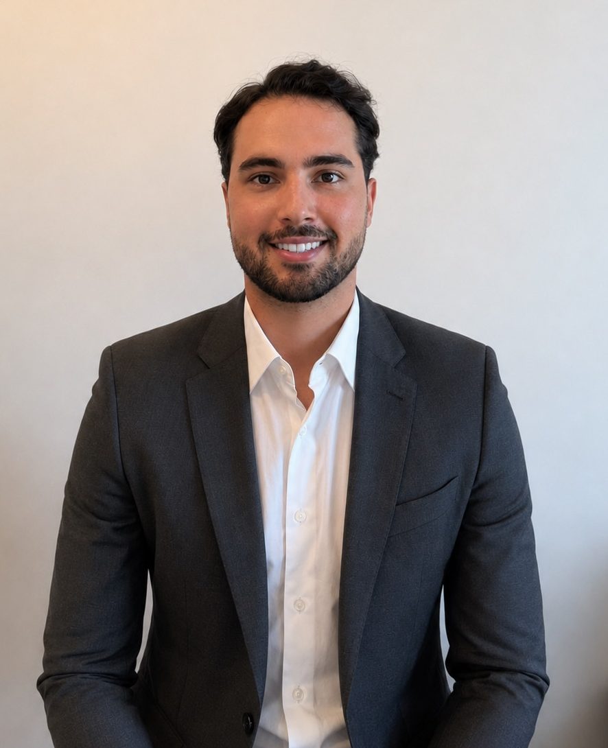 Portrait d’Ayoub Ghalem, courtier en assurance de dommages auprès des particuliers chez Cabinet La Turquoise.